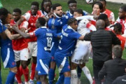 フランス人「衝撃的だ」伊東純也、危険タックル被害もノーファウル判定！乱闘勃発でレッドカード2枚出る事態に！現地サポが騒然！【海外の反応】