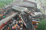 海外「インドで列車3両が衝突。死亡者233人以上、負傷者900人以上」