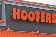超絶ハイレグ？米有名飲食店フーターズの新制服が物議を醸す…[海外の反応]