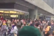 海外「この光景はとてもクールだと思うよ」日本で目撃されたとあるオンリーインジャパンなパフォーマンスが素晴らしいと話題に