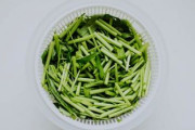 ラーメン作りに情熱をかける外国人による、小葱の素晴らしい切り方「氷水に浸すとさらにカールするよ！」「めっちゃ興奮してるwww」海外の反応
