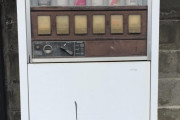 外国人「東京の山の中で昔の自動販売機を見つけてしまった！」