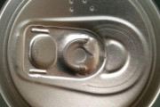 外国人「日本の缶ビールには親切に点字がついてるらしいぞ！」