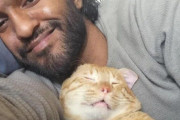 愛猫が毎晩お布団に入ってきてくれるんだ。飼い主男性とすやすや寝ている猫のツーショットに関する海外の反応は…？