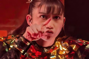 BABYMETALのクルーの集合写真をクリス・ケリーが投稿　【海外の反応】