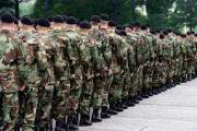 軍事パレードで兵士がトラックから振り落とされるハプニング・・・犬が取った行動が海外で話題に