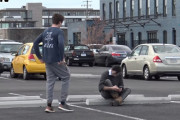 海外YOUTUBERさん、通りすがりの人からスマホを借りて空にぶん投げるドッキリを思いついてしまう　海外の反応