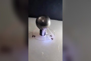 【海外の反応】ハエを高圧電流で撃つ卓上テスラコイル→「死んだ途端に撃つのやめるの慈悲深いな」