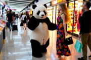 中国人「日本から帰国予定。この荷物で中国の税関は通してくれる？」　中国人「白い目で見られる程度」「これを調べてもねぇ」