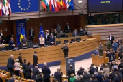 海外「EU議会で歓迎されて泣きそうになるゼレンスキー」