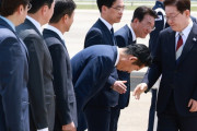 韓国人「イ・ジェミョン大統領に90度お辞儀…チョン・チョンレ議員の過剰な行動に様々な憶測」