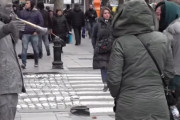 にぎやか町で、銅像が通行人の前で急にラッパを吹いた結果　海外の反応