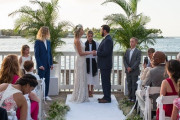 海外「日本人がキリスト教じゃないのに教会で結婚式を挙げるのはなぜ？」→ドレス着たいだけだろｗｗｗ