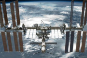 「これが初めて宇宙で育てられた花だそうだ…」地球を背景にした百日草