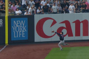 【海外の反応】吉田正尚がヤンキース戦で見事なスライディングキャッチ【MLB】
