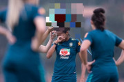 サッカーブラジル女子代表の練習中、”ペレ”が来訪し選手の頭の上に乗っかり鎮座する珍光景がｗｗｗｗ