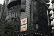 海外「この建物はヤバいね！ 日本人はクレイジーな建物が好きだなｗｗｗ」渋谷のディズニーストアが伝統的な日本の甲冑のようだと話題に