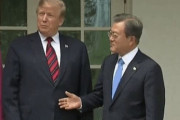 韓国人「握手を求めるもトランプ気づかず、あたふたする文在寅をご覧ください」