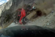 衝撃映像　ジープが山を転げ落ちる