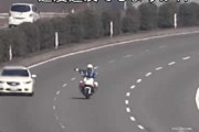 こんな輩もいるんだ・・・白バイの指示になかなか従わず最後は逃走する違反車