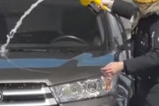 外国人「あの人ガソリンで洗車してるよｗ」