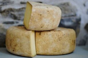 めっちゃ伸びてる！！イタリアのチーズ「カチョカバロ」の作り方「これ大好き」「燻製も美味しい！」海外の反応
