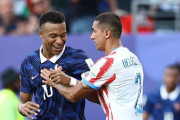 【海外の反応】エンバペ、主審の目の前で殴打されるもノーファウル「このW杯の判定はめちゃくちゃ」