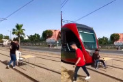 #バカッター 「いいね」欲しさに電車を止めた青年へ、懲役３年の判決が下る【海外の反応】