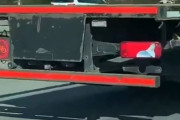 「前を走るトラックの積み荷が…もしやあれは!?」目を疑う荷物
