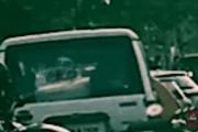 人？それとも幽霊！？苦悶の表情を浮かべながら車内でうごめく何か