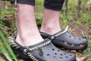 攻撃力・防御力が2ぐらい上がる、エモいクロックスサンダル「ゴス・クロックス(Goth Crocs)」が販売されている件