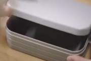 みんなの優しさに泣いた。楽しいお昼の時間のはずがお弁当箱の中は空だった。海外の反応