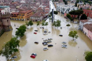 海外「イタリアで100年間で最悪規模の洪水が発生。少なくとも9人が死亡、2万人がホームレスに」