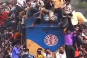 これが普通なんですと見慣れた光景。いつも通りのインドの列車の風景。海外の反応