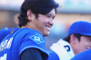 【海外の反応】大谷翔平、監督のスピーチの背後でコミカルな顔芸を連発する「めっちゃ面白いなｗ」