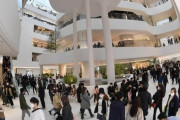 韓国紙「現代百貨店の天井が崩落 ... 水は降り注ぎ、天井が崩れ ... 有名デパートがなぜこうなのか」韓国の反応
