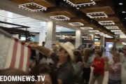 海外「ワクチン接種が義務付けられている店にマスクなしで集団で侵入しデモをする反ワクチン派」