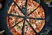 ピザの大1枚と中2枚、どっちを注文した方が量的（面積的）にお得？海外のツイッターで盛り上がっていた件