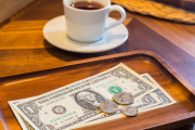 アメリカのチップ問題。しぶる顧客を非難したレストランの店主が物議をかもす
