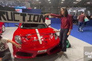 エコテロリストが今度はパリモーターショーを襲撃、18万ポンドのフェラーリを損傷させる（海外の反応）