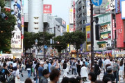 海外「日本人の歩き方ってルンバみたいwww」日本で人混みの中を歩くのは一苦労だよ