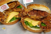台湾人「日本のドムドムバーガーが丸ごとカニバーガーを発売！」「ゴキ〇リが入っているみたいで気持ち悪い」　台湾の反応