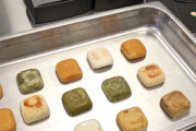 近未来的食事は全て同じ形。様々なメニューが四角に詰め込まれた食品が開発、販売中