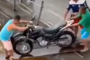 心配するなよ、俺らは慣れてるから！バイクを船に積み込むプロの仕事。海外の反応