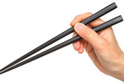 外国人「フォークがあるのに箸を使う理由なんて無いよな？」