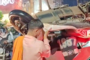オンリー・インド？交通渋滞から逃れるためにスクーターを肩に担いで歩く男たち