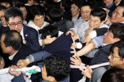 韓国人「韓国の市民団体が汚物をばら撒き逮捕！」これが国会か？市民団体代表が国会議員を非難した後、韓国国会の前に汚物を投げつける騒ぎが発生！　韓国の反応