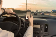 日本で「ながら運転」の罰則強化も外国人からは懐疑的な声（海外の反応）