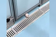 【海外】「犬舎の扉の隙間から愛らしい手を差し出した犬 — 誰かに気づいてほしい彼女の願いとは？」