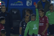 【海外の反応】メキシコ人選手さん、卑猥なプレーで一発退場「家族も見ているだろうにｗ」